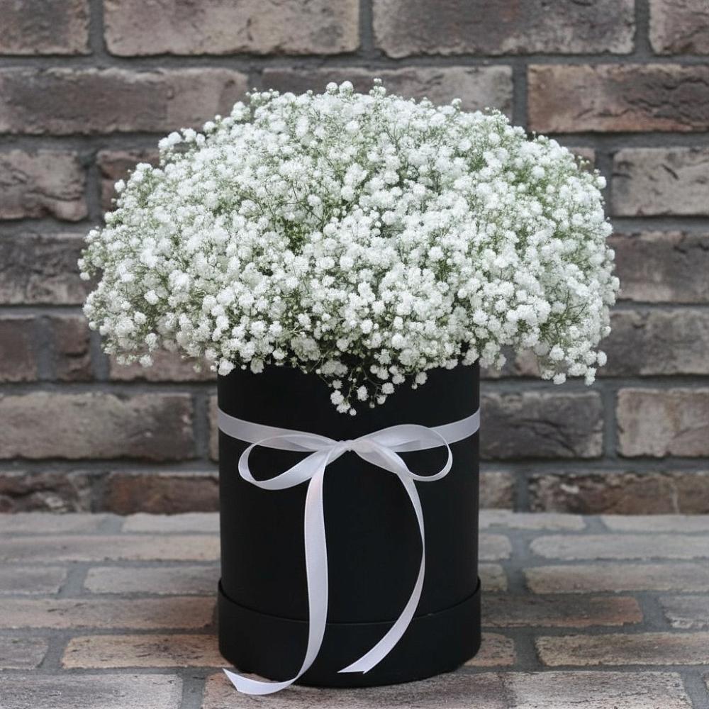 Цветочная композиция из Гипсофила в шляпной коробке в Большевик