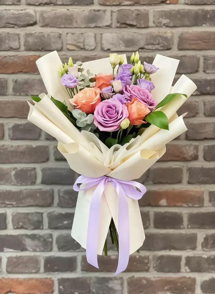 Букет цветов из: Лизиантусы и Розы в Большевик